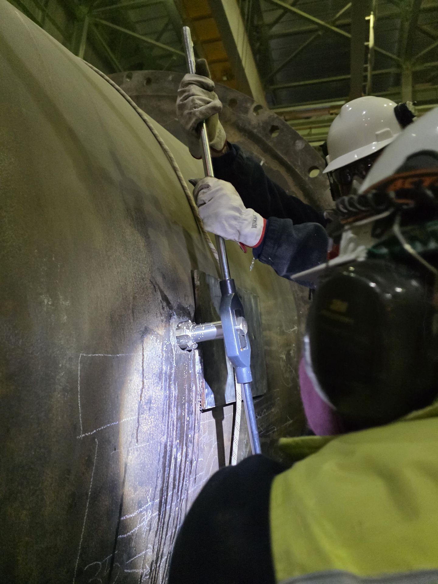 Verificación de pernos y torque en el Trunnion Bearing